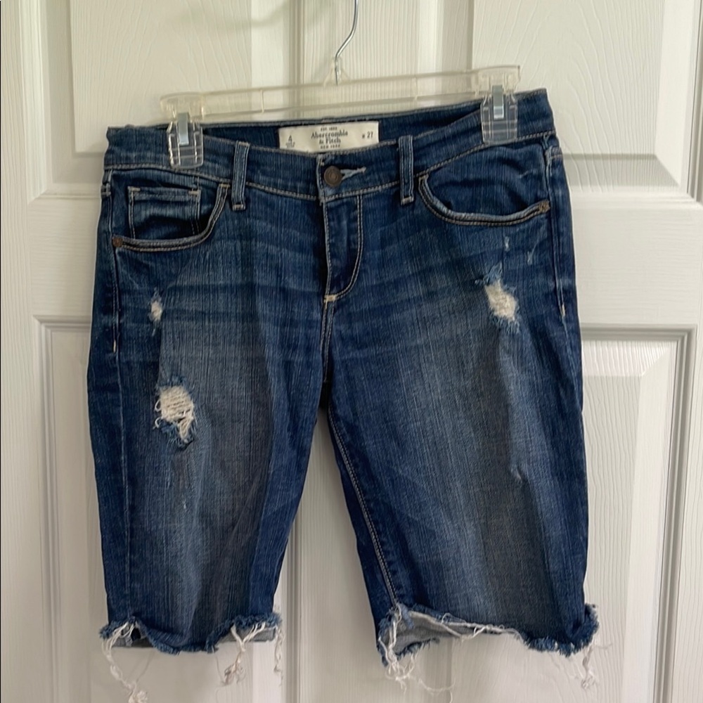 ABERCROMBIE & FITCH NEW YORK DISTRESSED SHORTS SIZE 27